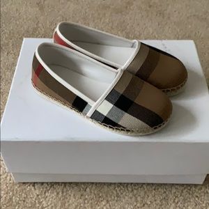 Burberry little shoes